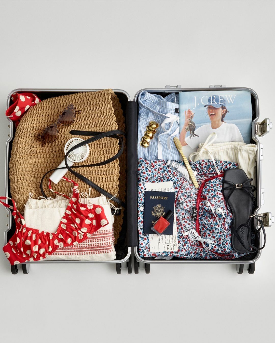 Foulard e Glamour da Vacanza: 5 Look Facili da Portare in Valigia nel 2026